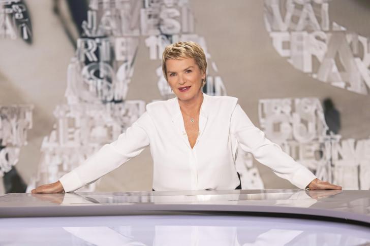 Portrait d'Élise Lucet sur le plateau de Cash investigation